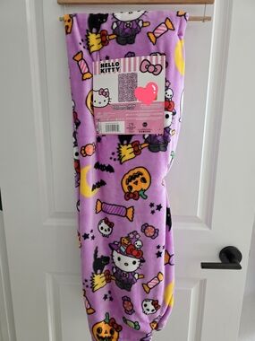 NWT Hello Kitty Lavender Halloween Throw